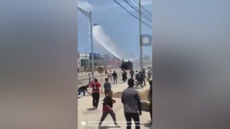 (VIDEO) Enfrentamientos entre el ESMAD y manifestantes en Barranquilla