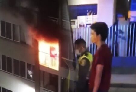EN VIDEO: Menor apuñala a su mamá e incendia el apartamento donde vivían
