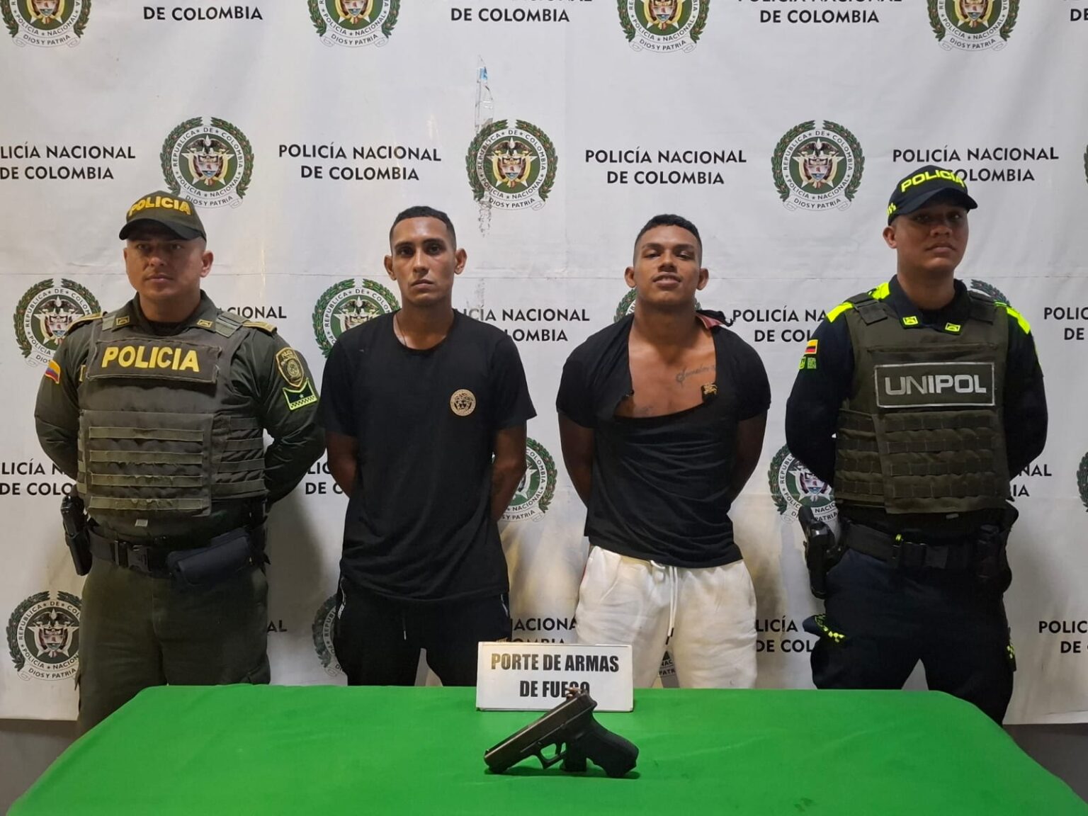 Unidad nacional de intervención policial y antiterrorismo capturan dos personas por porte ilegal de armas de fuego