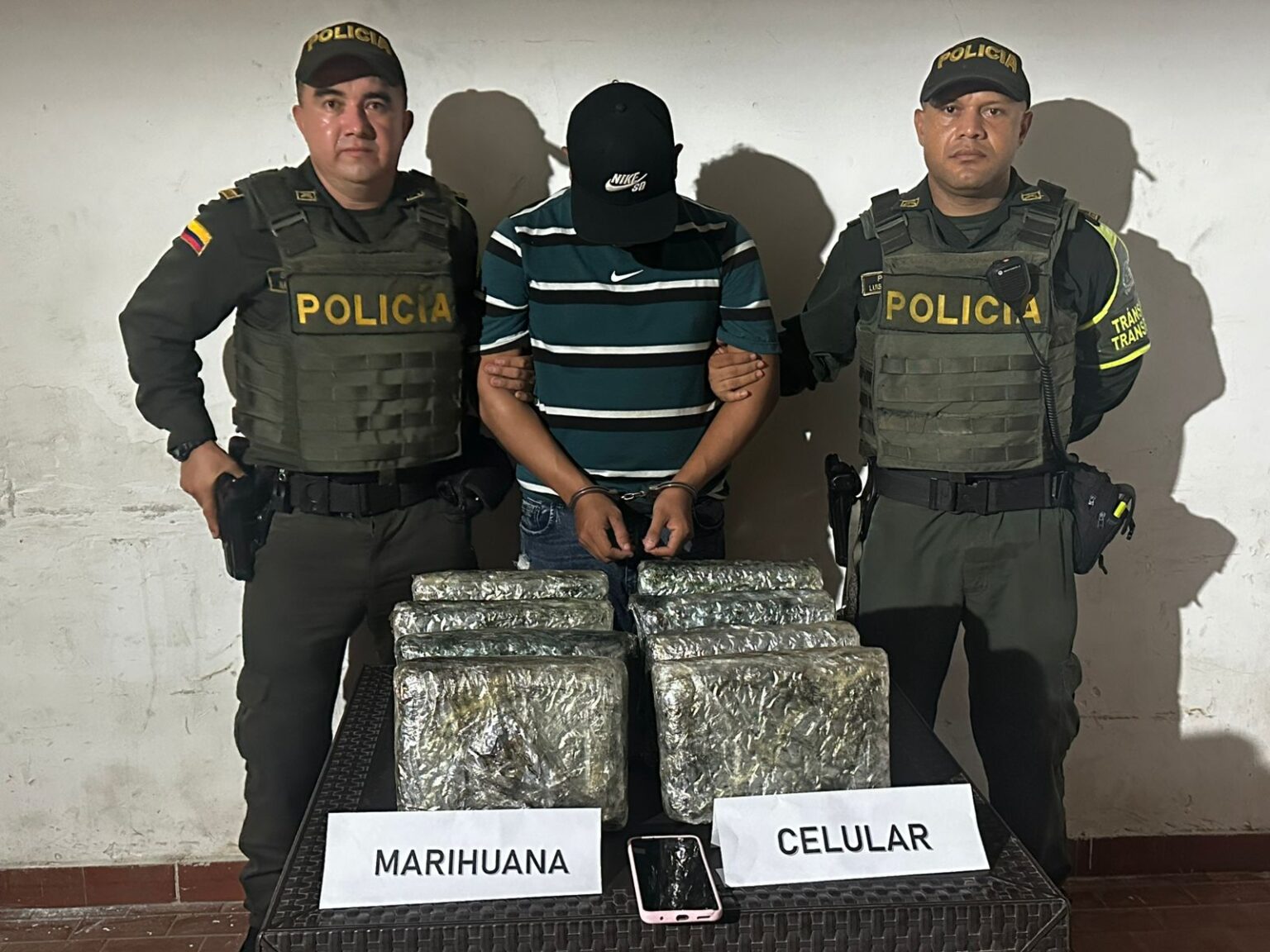 Viajaba en un bus de servicio público con una caja llena de marihuana